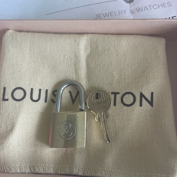 RARE authentic 122 silver and gold lock and key. - Picture 6 of 7